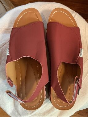 Size 10 /42 Comfortable Slide Sandals in Burgundy